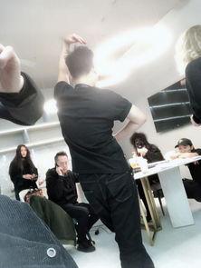 搞笑黑色爆炸头,黑色幽默中的发型革命